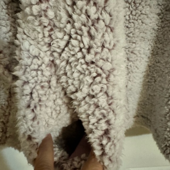 Indulge in the comfortable & welcoming warmth of a gentle rose-colored pullover - Picture 7 of 8